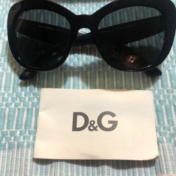 Dolce and Gabbana sunglasses with flower trim - Picture 5 of 5